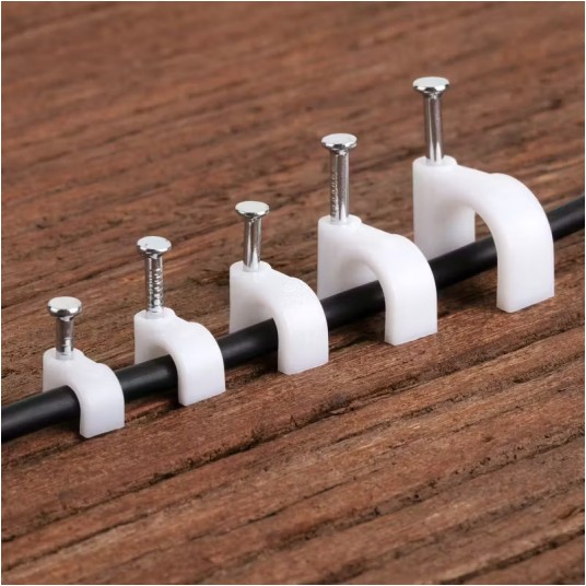 UCHWYT KABLOWY Z GWOŹDZIEM 6MM